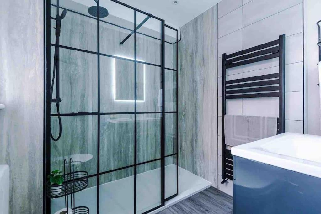 Sandileigh House By Yourstays - Luxurious 3 Bedroom House In ألترينتْشام المظهر الخارجي الصورة