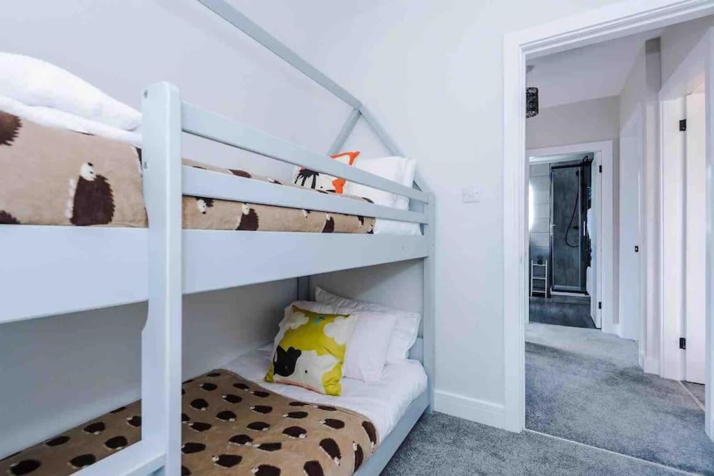 Sandileigh House By Yourstays - Luxurious 3 Bedroom House In ألترينتْشام المظهر الخارجي الصورة