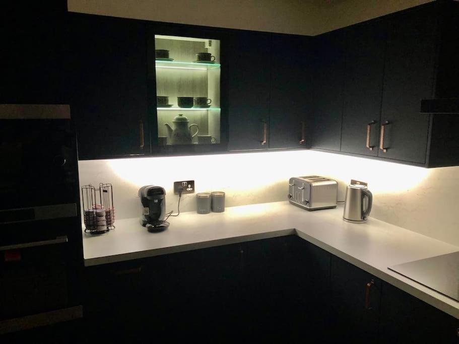 Sandileigh House By Yourstays - Luxurious 3 Bedroom House In ألترينتْشام المظهر الخارجي الصورة