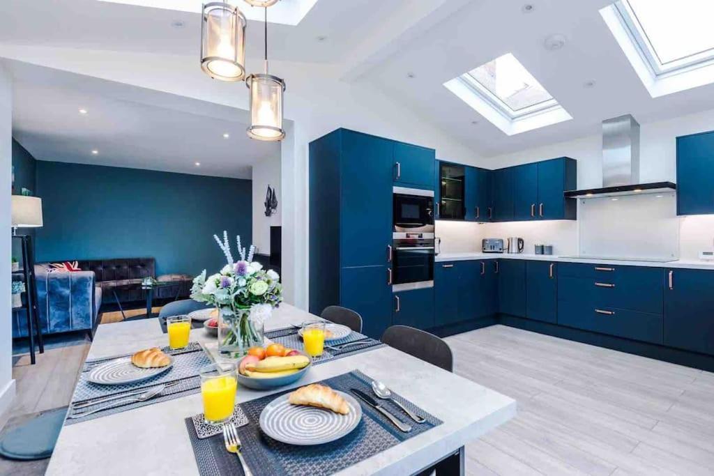 Sandileigh House By Yourstays - Luxurious 3 Bedroom House In ألترينتْشام المظهر الخارجي الصورة