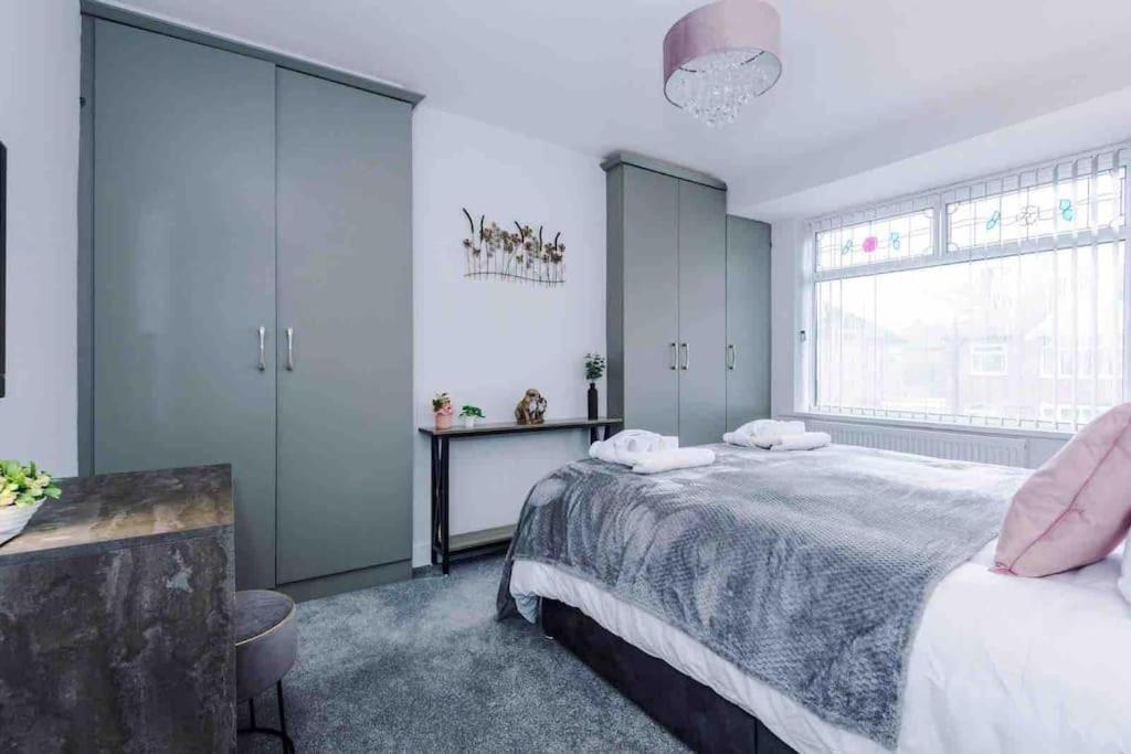 Sandileigh House By Yourstays - Luxurious 3 Bedroom House In ألترينتْشام المظهر الخارجي الصورة