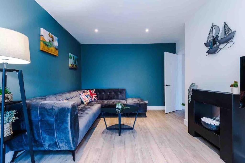 Sandileigh House By Yourstays - Luxurious 3 Bedroom House In ألترينتْشام المظهر الخارجي الصورة