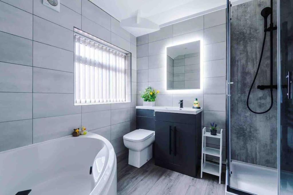 Sandileigh House By Yourstays - Luxurious 3 Bedroom House In ألترينتْشام المظهر الخارجي الصورة
