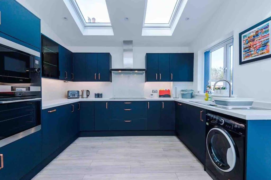 Sandileigh House By Yourstays - Luxurious 3 Bedroom House In ألترينتْشام المظهر الخارجي الصورة