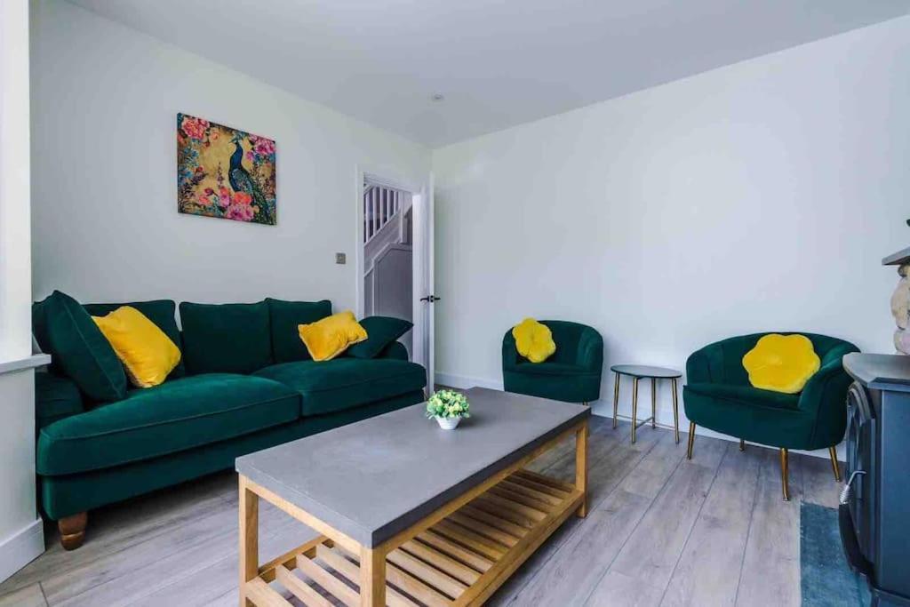 Sandileigh House By Yourstays - Luxurious 3 Bedroom House In ألترينتْشام المظهر الخارجي الصورة
